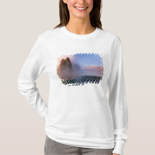 Camiseta Fly Geyser com Granite Range de cumes nevados