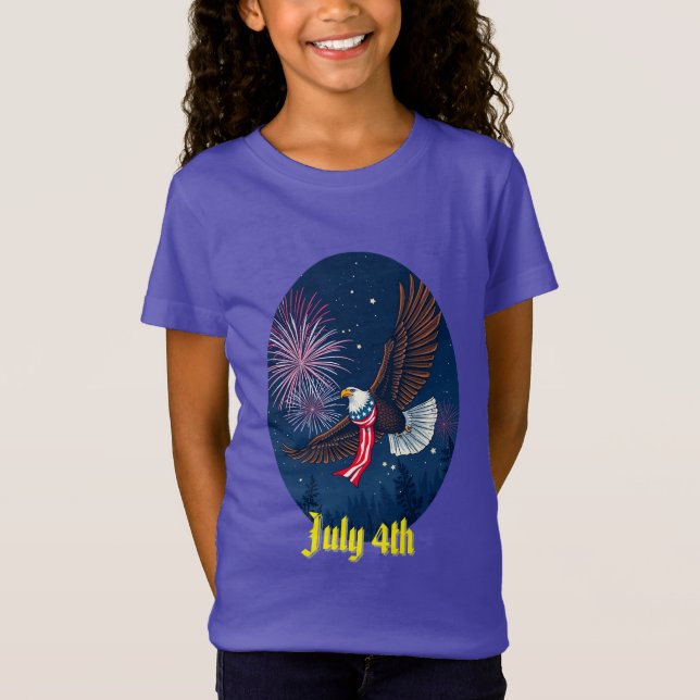 Camiseta Flying Bald Eagle with USA Flag Scarf & Fireworks (Frente)