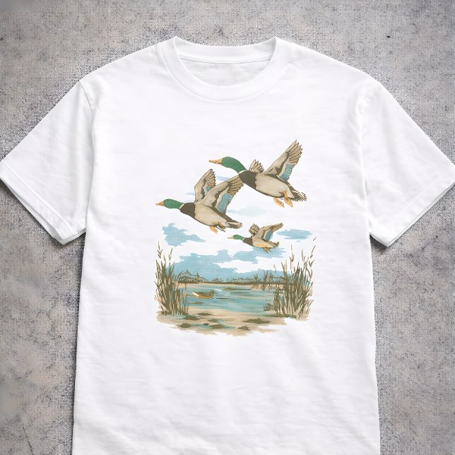 Camiseta Flying Ducks Wetland Wildlife Nature Hunting Outdo (Criador carregado)