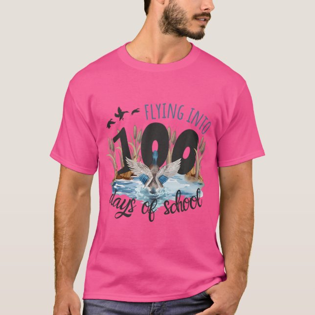 Camiseta Flying Into 100 Days Of School Duck Hunting 100Th  (Frente)