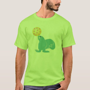 Camiseta foca fofa equilibrando bola