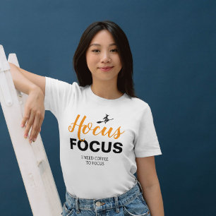 Camiseta Foco Halloween, Preciso De Café Para Focar