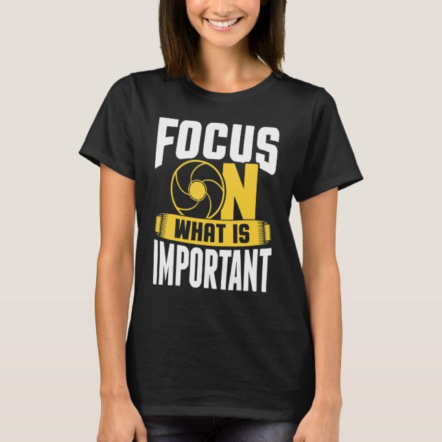 Camiseta Focus On What Is Important Photographer Camera 1 (Frente)