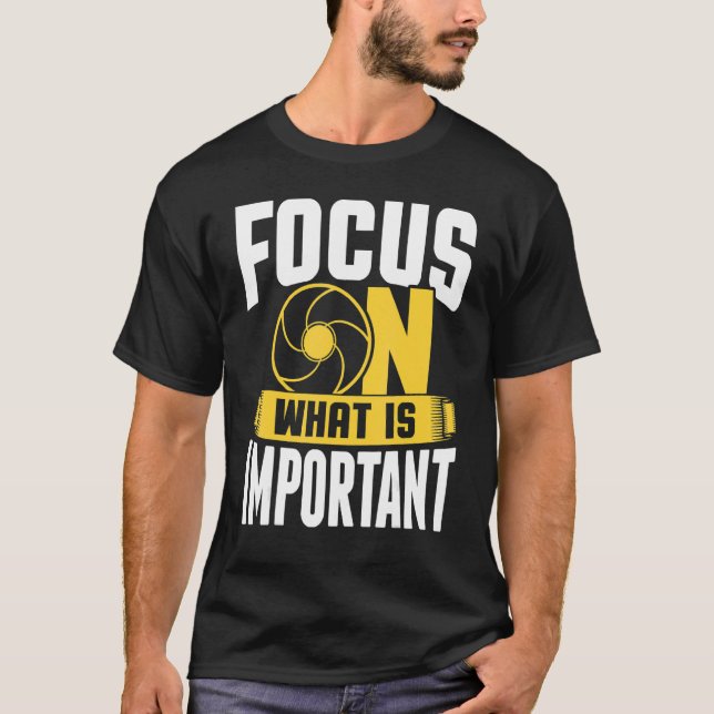 Camiseta Focus On What Is Important Photographer Camera 1 (Frente)