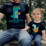 Camiseta Fofo, Bebê, Dino, Nome Pai Filho Correspondente<br><div class="desc">Design de texto personalizável com um fofo bebê teal T-rex em uma casca de ovo segurando um coração. Encontre uma camisa de dinossauro de pais na minha coleção "designs de pai e eu".</div>