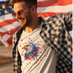 Camiseta Fogos de Artifício da Águia Patriótica<br><div class="desc">Com o próximo dia 4 de julho,  entre no seu espírito patriótico com esta design de taça de papel patriótica apresentando uma águia ousada com cores de bandeira americana em um fundo branco e texto personalizado em vermelho e azul.</div>