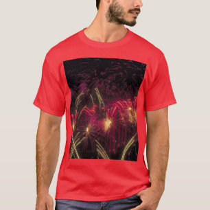 Camiseta Fogos-de-artifício que iluminam acima o céu, em