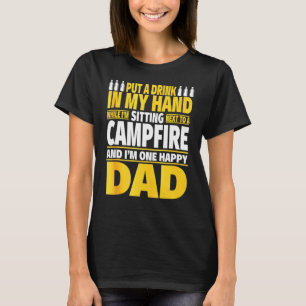 Camiseta Fogueira e bebida na mão Feliz pai acampando