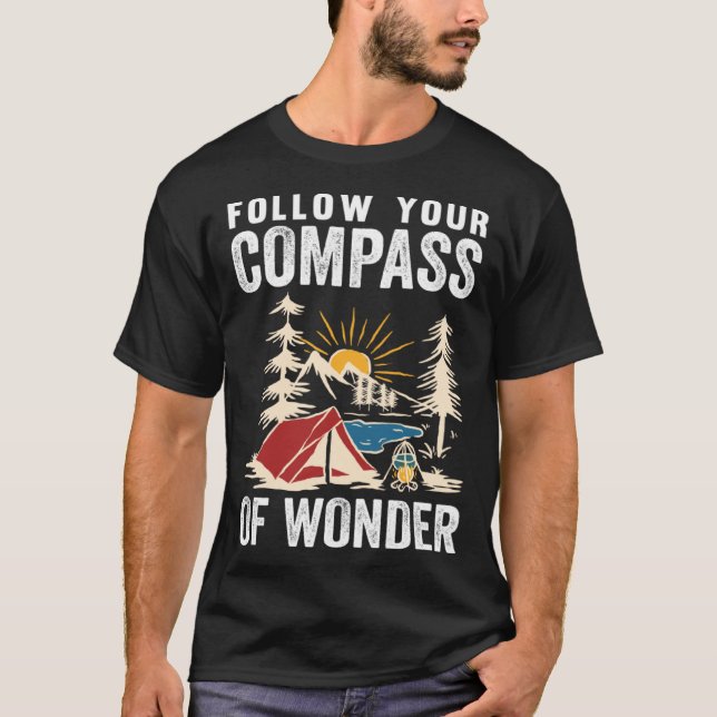 Camiseta Follow Your Compass Of Wonder Camping (Frente)