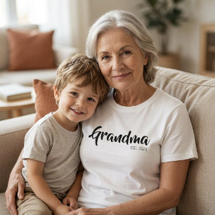 Camiseta Fonte de Letra Manuscrita Preta Avó Estabelecida