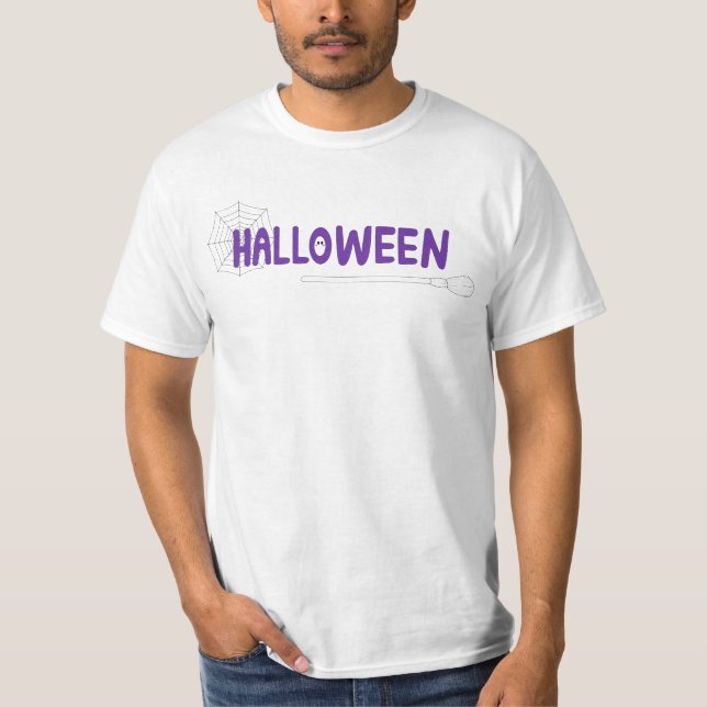 Camiseta Fonte roxa de Halloween com vassoura e teia de ara (Frente)