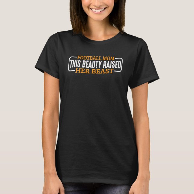 Camiseta Football Mom  This Beauty Raised Her Beast    (Frente)