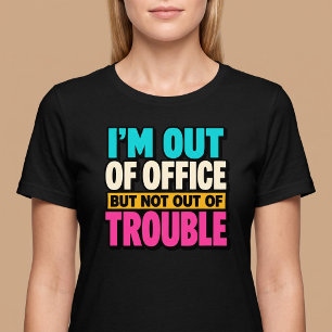 Camiseta Fora do Escritório Mas Não Fora de Encrenca