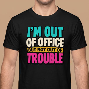 Camiseta Fora do Escritório Mas Não Fora de Enrascadas