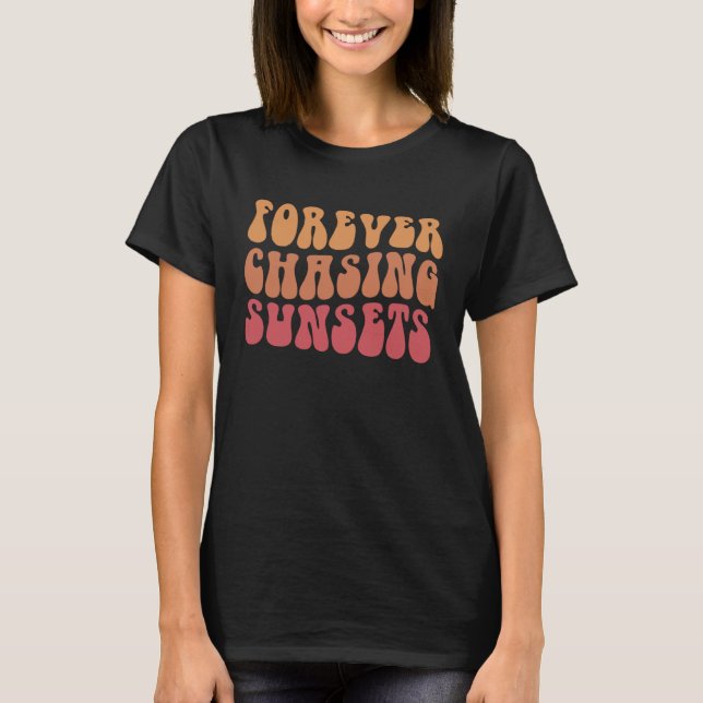 Camiseta Forever Chasing Sunset Trendy Retro Preppy Words o (Frente)