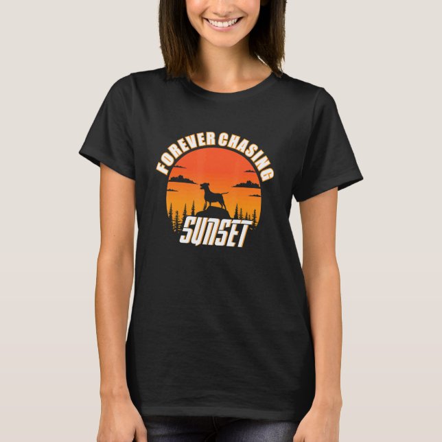 Camiseta Forever Chasing Sunsets Words on Back Trendy Aesth (Frente)