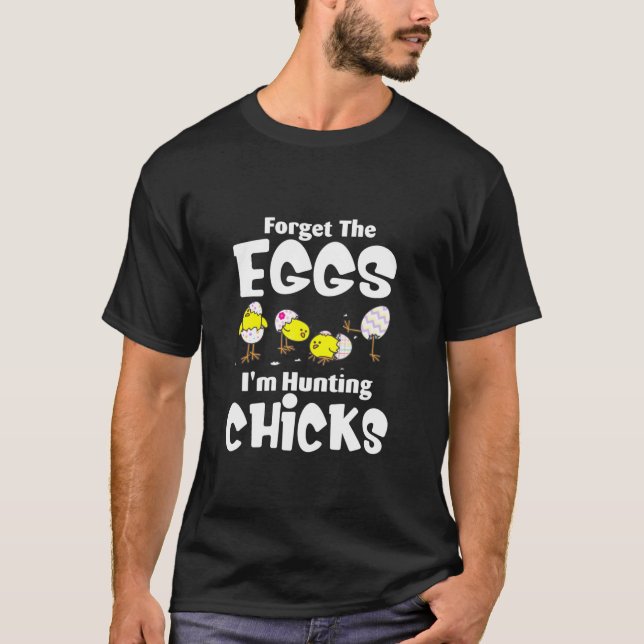 Camiseta Forget The Eggs I M Hunting Chicks Funny Easter Da (Frente)