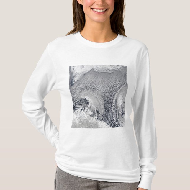 Camiseta Formações de nuvens invulgares sobre o Mar de Bare (Frente)