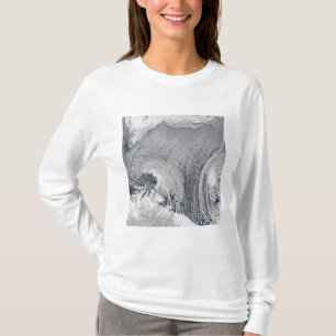Camiseta Formações incomuns da nuvem sobre o mar de Baren