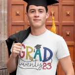 Camiseta Formando 2023 com a graduação colorida em negrito<br><div class="desc">Comemore sua graduação com essa camiseta moderna e na moda,  que apresenta um "FORMANDO 223" ousado em todos os bonés e fontes de retrorreflecção de caligrafia.</div>