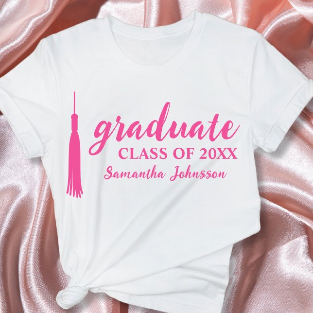 Camiseta Formando Cor-de-Rosa Personalizado para Graduação  (Pink Graduate Name Personalized 2024 Graduation T-Shirt)