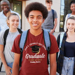 Camiseta Formando Dourado Maroon Personalizado para Graduaç<br><div class="desc">Esta camiseta personalizada de formando maroon apresenta a tipografia branca típica do seu segundo grau ou nome da faculdade para a classe de 2023. Personalize com o seu ano de graduação com o guião manuscrito em ouro-chic e o boné de formando preto para um excelente personalizado para uma festa ou...</div>