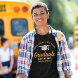 Camiseta Formando Personalizado para Graduação Laranja Pret<br><div class="desc">Esta moderna camiseta personalizada de formando laranja e preto apresenta o seu nome de segundo grau ou de faculdade para a classe de 2025. Personalize com o seu ano de graduação com o script de chic manuscrito e o boné de formando branco para camisetas de graduação personalizadas de excelente.</div>