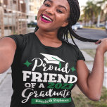 Camiseta Formando verde-preto do Amigo Orgulhoso 2023<br><div class="desc">Comemore a graduação de seu amigo com essa camiseta moderna, que apresenta um "AMIGO Orgulhoso de uma tipografia de Formando 2023" em preto e verde; personalize facilmente essa camiseta com o ano de graduação e o nome do formando editando os campos modelo. Esta t-shirt faz parte da nossa "Camiseta de...</div>