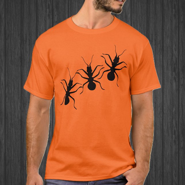 Camiseta Formigas Pretas Aranhas Insetos Assustadores (Three big creepy crawley black ants on orange unisex tee shirt)