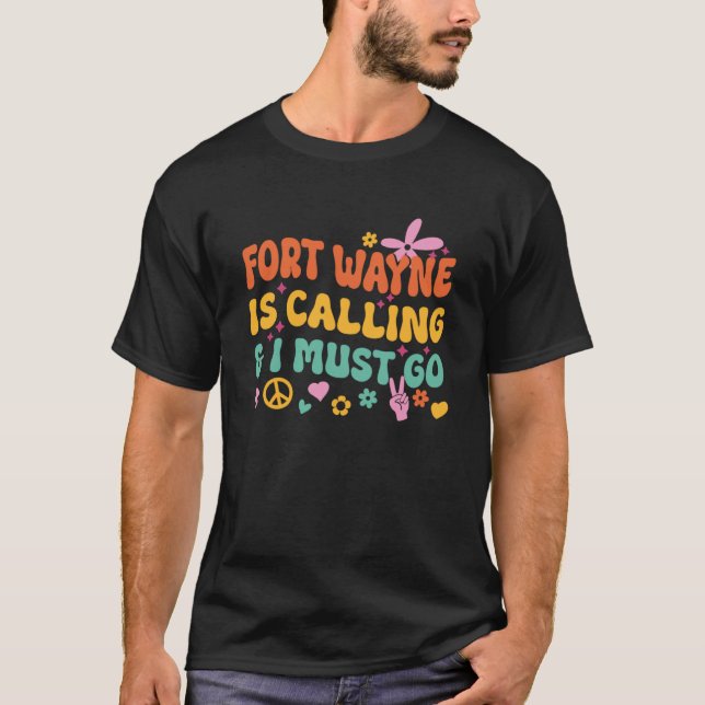 Camiseta Fort Wayne Está Ligando E Eu Preciso Ir (Frente)