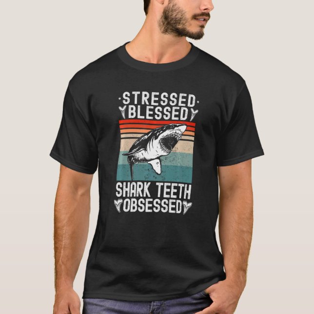 Camiseta Fóssil caçando dentes abençoados de tubarão estres (Frente)