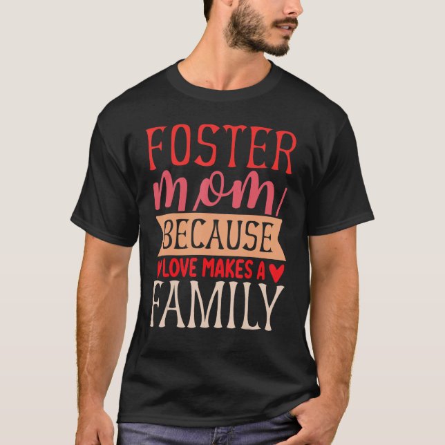 Camiseta Foster Mom Because Love Make A Family Adoption Day (Frente)