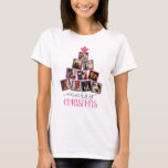 Camiseta Foto bonita Feliz Natal Rosa Natal<br><div class="desc">Uma árvore de Natal rosa e roxa, bonita, feita com sua própria escolha de fotos pessoais, torna esta camiseta de feriado perfeita para seu guarda-roupa de férias. Escrita e tipografia do rico "Feliz Natal" em coordenação de cores de quadros fotográficos. Bonito estrela rosa festiva e reluzente em cima desta árvore...</div>