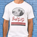 Camiseta Foto da família Red Modern Script do Melhor Pai<br><div class="desc">Melhor Pai Red Modern Script Family Foto T-Shirt. Script de tendências Melhor Pai,  um modelo de foto em um quadro oval e listras vermelhas e pretas - adicione sua foto favorita ao modelo e faça este presente exclusivo para um pai,  novo papai ou avô.</div>