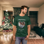 Camiseta Foto da família verde de Natal Nome do coração<br><div class="desc">Camisa verde. Personalize e adicione sua própria foto de família. Moldura em forma de coração. Adicione seu nome de família e ano. Texto branco.</div>