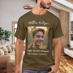 Camiseta Foto de aniversário homem mito lenda nome diversão<br><div class="desc">Para uma camiseta marrom. Personalize e adicione sua própria foto do aniversariante.  Personalize e adicione um nome,  idade 40 e um texto.  Texto: O Homem,  O Mito,  A Lenda.</div>