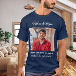 Camiseta Foto de aniversário homem mito lenda nome diversão<br><div class="desc">Para uma camiseta azul. Personalize e adicione sua própria foto do aniversariante. Personalize e adicione um nome, idade 40 e um texto. Texto: O Homem, O Mito, A Lenda.</div>
