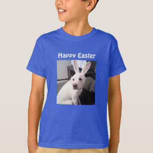 Camiseta Foto de Cachorro Bonito Vestindo Coelhinho de Pás
