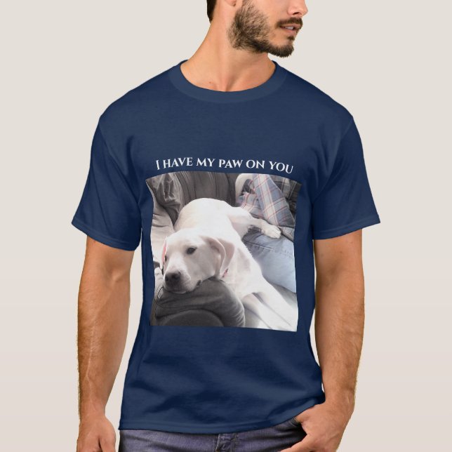 Camiseta Foto de Cachorro Branco Bonito com Pata Traseira e (Frente)