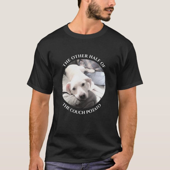 Camiseta Foto de Cachorro Branco e Bonito com Pai no sofá (Frente)