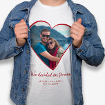 Camiseta Foto de casal em forma de coração personalizada<br><div class="desc">Camiseta branca personalizada com foto em forma de coração de casal fofo com texto "nós decidimos para sempre",  nomes e data.         Personalize com sua foto e texto!          Pode ser um presente encantador para celebrar seu noivado ou seu primeiro Dia dos Namorados como recém-casados.</div>