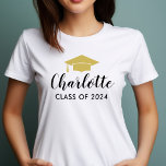 Camiseta Foto de Graduação do Nome de Script Dourado Modern<br><div class="desc">A camisa de festa de formatura comemora o formando com um design simples e na moda que inclui o nome do formando no roteiro moderno e seu ano de aula, acentuado com um boné de formatura. O espaço para uma foto opcional é incluído na parte de trás da camisa -...</div>