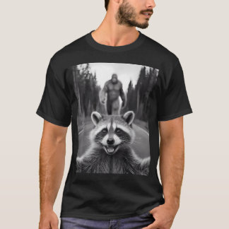 Camiseta Foto de Guaxinim Assustado Com Sasquatch Pé Grande