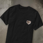 Camiseta Foto de Pet de Crachá Personalizado de Grunge Simp<br><div class="desc">Este design simples e clássico é composto por tipografia serif e adiciona uma foto personalizada.</div>