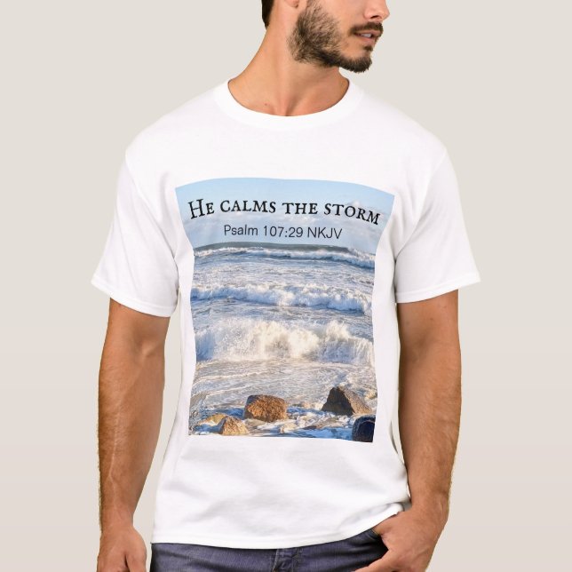 Camiseta Foto de Stormy Sea Ele Calma a Bíblia das Tempesta (Frente)