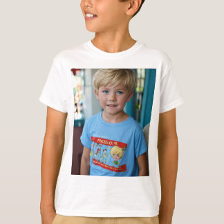 Camiseta foto de um menino de 6 anos, loiro, pirralho, obce