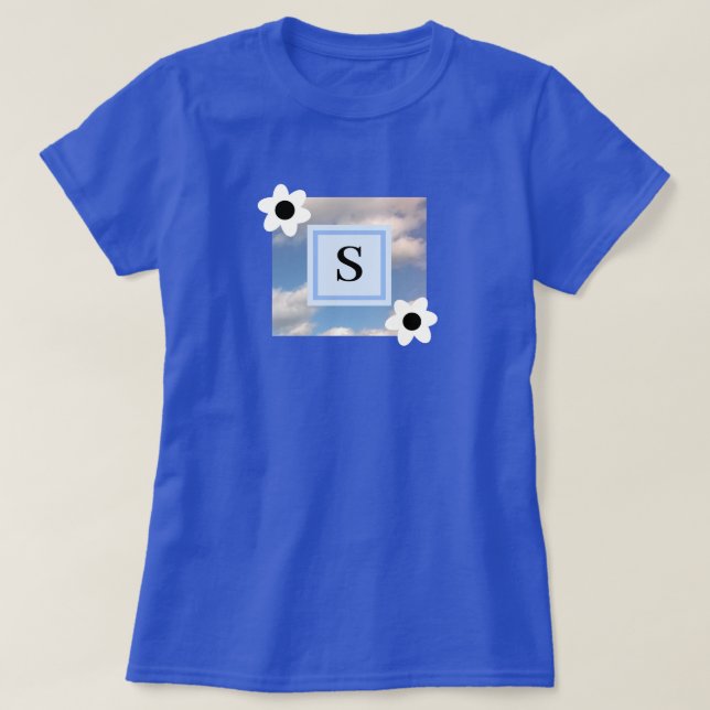Camiseta Foto do céu nublado com inicial no quadro floral T (Frente do Design)