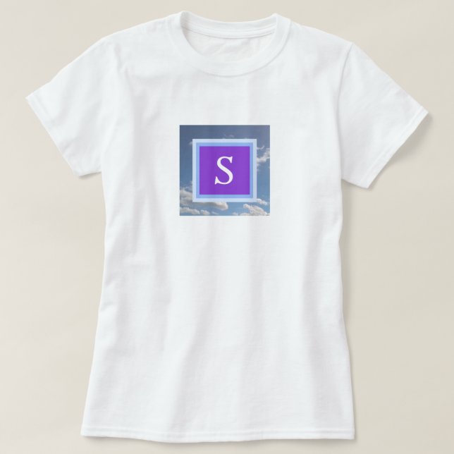 Camiseta Foto do céu nublado com quadro inicial em roxo (Frente do Design)