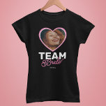 Camiseta Foto do Coração da Equipe de Bachelorette Moderna<br><div class="desc">Camiseta divertida de festa de solteira com uma foto cardíaca da noiva,  o título "noiva da equipe" e a data da celebração.</div>