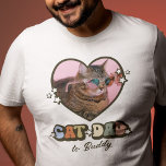 Camiseta Foto do Coração do Pai de Gato Retroativo<br><div class="desc">Deixe seu gatinho mostrar que você ama essa dia de os pais com essa Legal Camiseta Pai para gatos! Apresentando uma foto do seu bebê pelado em forma de coração de amor, 60 inspirou estrelas brancas de groovy e texto vintage lendo "Pai de gato", esta camiseta na moda é personalizada...</div>